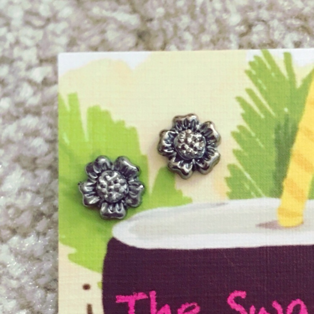 ✨Flower Studs✨